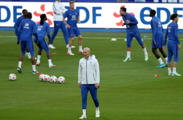 Le sélectionneur de l'équipe de France Zinédine Zidane au centre d'une séance d'entraînement à la veille de la rencontre de Ligue des nations contre l'Italie, le 1er octobre 2026 à Saint-Denis
