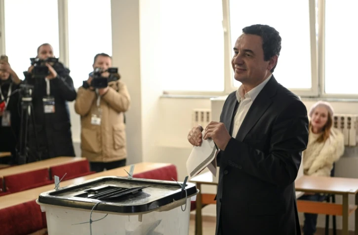 Le Premier ministre kosovar sortant, Albin Kurti, s'apprête à voter lors des législatives, le 9 février 2025 à Pristina 