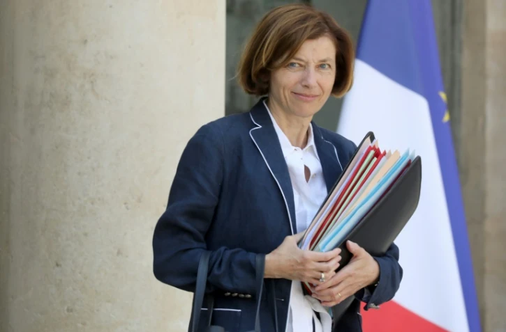 La ministre française de la Défense, Florence Parly, quitte le palais présidentiel de l'Elysée après avoir assisté à la dernière réunion hebdomadaire du gouvernement avant la prise de congés du gouvernement, le 24 juillet 2019 à Paris.