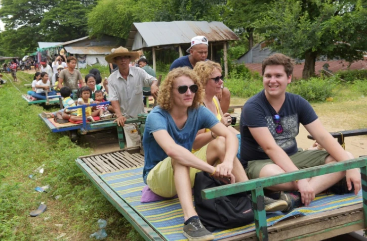 Des touristes à bord du "train de bambou", le 6 août 2017 à Battambang, au Cambodge