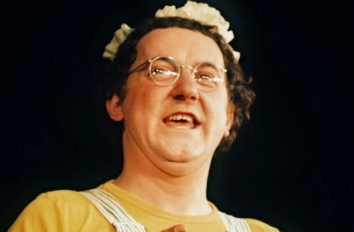 Le chansonnier-fantaisiste Coluche, vêtu de sa traditionnelle salopette rayée et d'un tee-shirt, se produit sur la scène de l'Olympia à Paris, le 18 février 1975