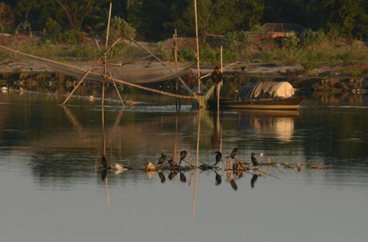 Un indien pêche sur la rivière Mahananda près de Siliguri, le 14 novembre 2017