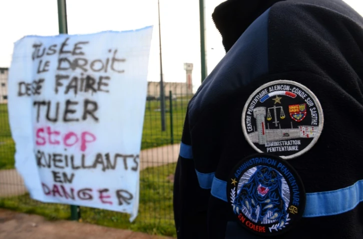 Un surveillant de l'administration pénitentiaire devant la prison d'Alençon, le 7 mars 201 à Condé-sur-Sarthe