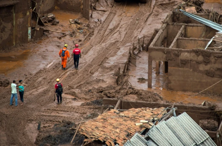 Des sauveteurs brésiliens après la rupture d'un barrage, le 6 novembre 2015 à Bento Rodrigues dans l'état de Minas Gerais