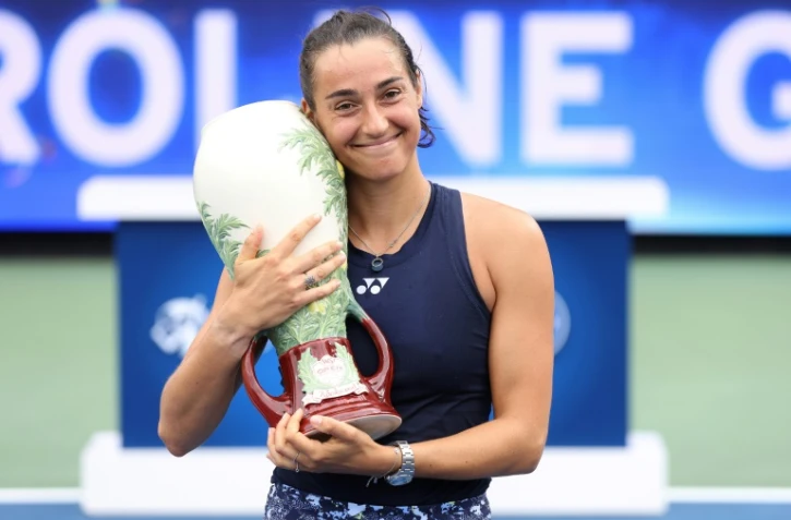 La Française Caroline Garcia, tout sourire, après sa victoire en finale de Cincinnati, le 21 août 2022
