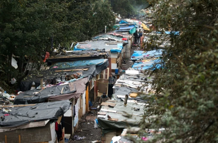 Le bidonville rom de la petite ceinture, installé sur une voie de chemin de fer désaffectée près de la Porte de Clignancourt, à Paris le 26 octobre 2017