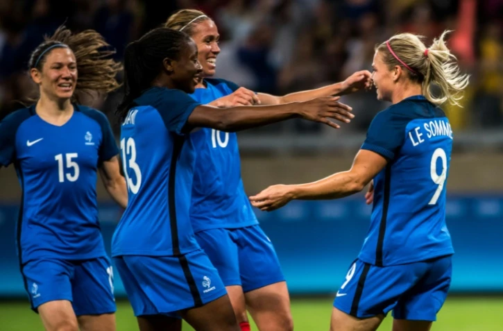 La Française Eugenie Le Sommer (D) lors du match contre la Colombie le 3 août 2016 à Belo Horizonte