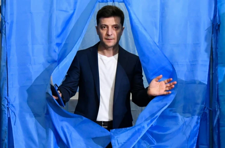 Le comédien ukrainien Volodymyr Zelensky, à la sortie d'un isoloir, après avoir voté pour le deuxième tour de la présidentielle, à Kiev le 21 avril 2019