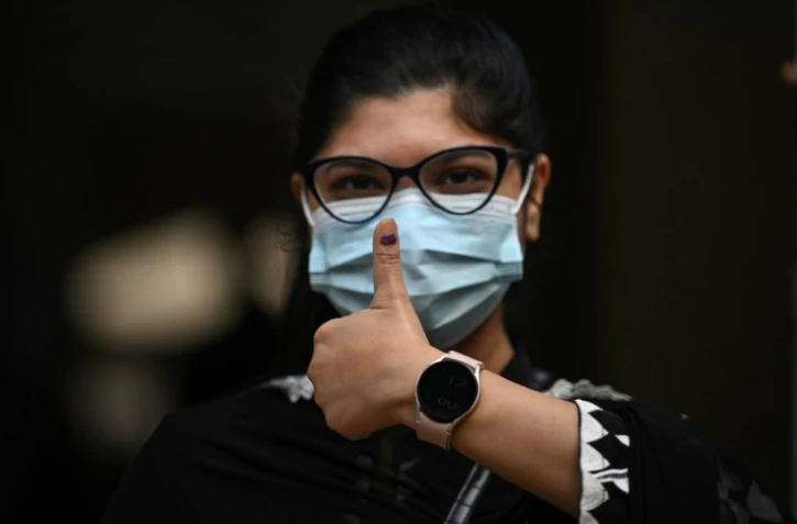 Une femme montre son pouce marqué à l'encre après avoir voté lors des législatives au Bangladesh, à Dhaka, le 7 janvier 2024