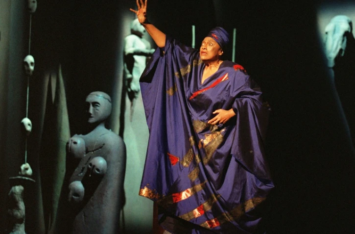 La soprano américaine Jessye Norman se produit au théâtre du Châtelet à Paris, le 3 octobre 2002