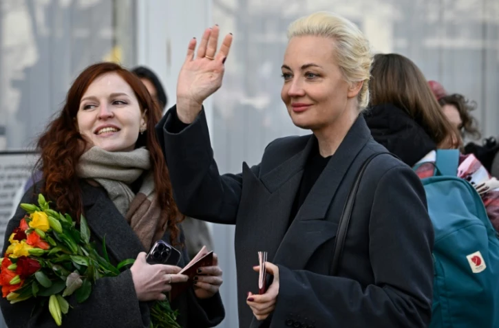 Ioulia Navalnaïa, la veuve d'Alexeï Navalny, ancien principal opposant à Vladimir Poutine, devant l'ambassade de Russie à Berlin pour voter au dernier jour de l'élection présidentielle dans son pays, le 17 mars 2024