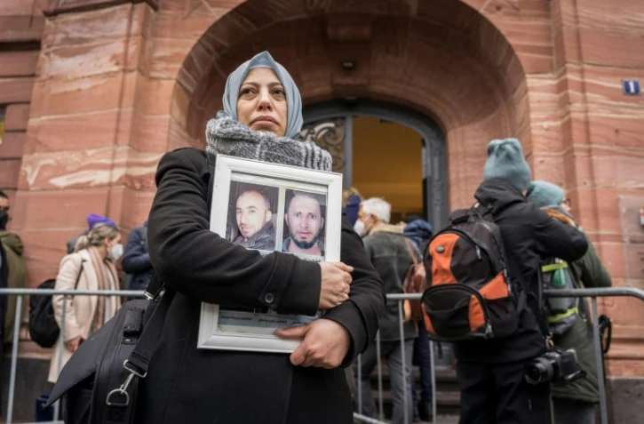 La militante syrienne Yasmen Almashan le 13 janvier 2022, devant le tribunal de Coblence, en Allemagne, où est jugé Anwar Raslan, un ancien colonel des services de renseignement syrien, pour crimes contre l'humanité