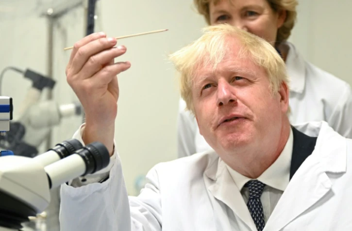 Boris Johnson lors d'une visite au Francis Crick Institute de Londres le 11 juillet, sa première apparition publique depuis sa démission comme chef du parti conservateur le 7 juillet