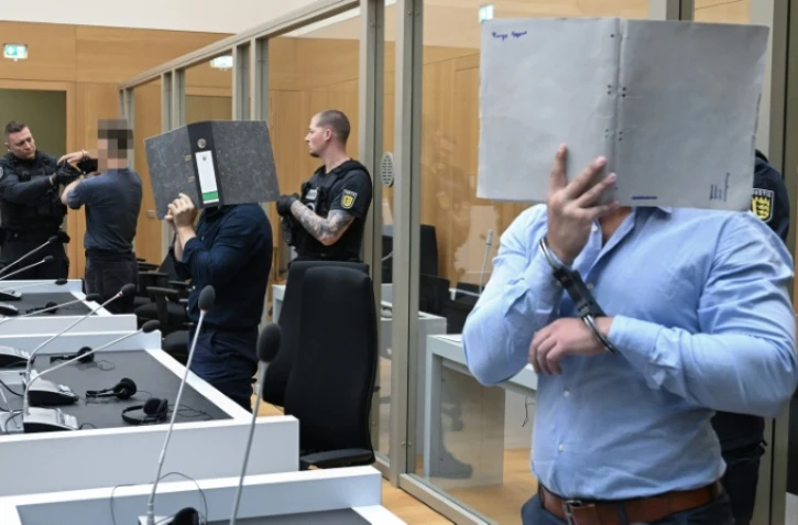 (g-d) Trois ressortissants Ukrainiens, Daniil B., Vladyslav T. et Yevhen B., poursuivis pour avoir aidé les services secrets russes à des fins de sabotages à l'explosif, attendent leur verdict au tribunal régional de Stuttgart-Stammheim, dans le sud de l'Allemagne, le 18 août 2026