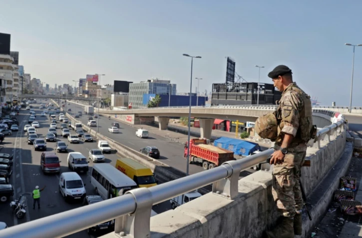 Un militaire libanais surveille la route après la levée de barrages au nord de Beyrouth, le 30 octobre 2019