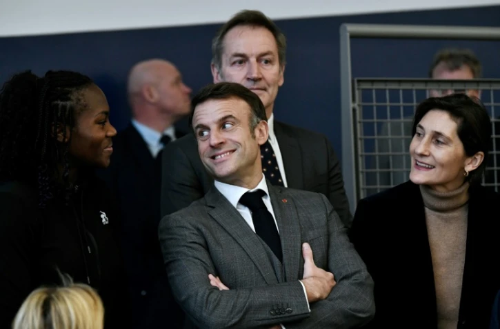 Le président Emmanuel Macron visite à Paris, le 23 janvier 2024, l'Institut national du sport, de l'expertise et de la performance en vue des JO