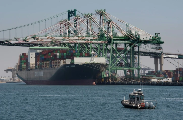 Un bateau décharge des conteneurs en provenance d'Asie, le 1er août 2019 au port de Long Beach, en Californie