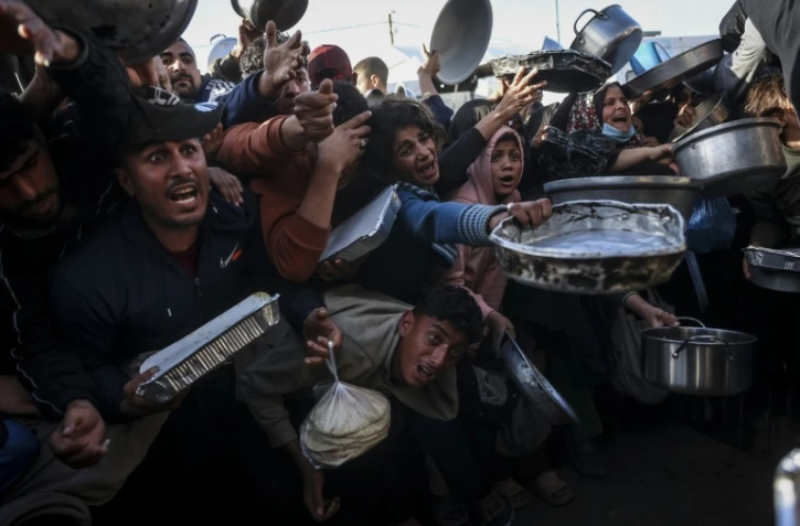 Distribution alimentaire dans le camp de Khan Younès, dans la bande de Gaza, le 26 février 2026