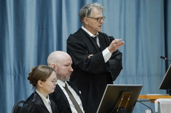 Anders Behring Breivik (c) et son avocat Øystein Storrvik (d) au premier jour de son procès sur ses conditions de détention, le 8 janvier 2024 dans le gymnase de la prison de Ringerike, à Tyristrand, près d'Oslo, en Norvège