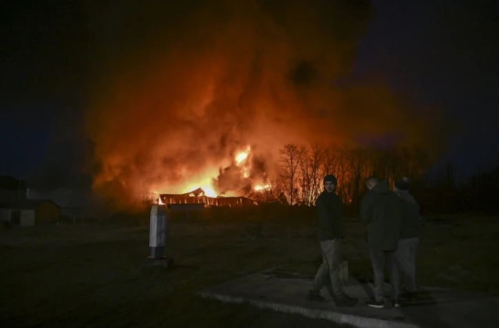 Un entrepôt en flammes à Kiev après un bombardement, le 17 mars 2022