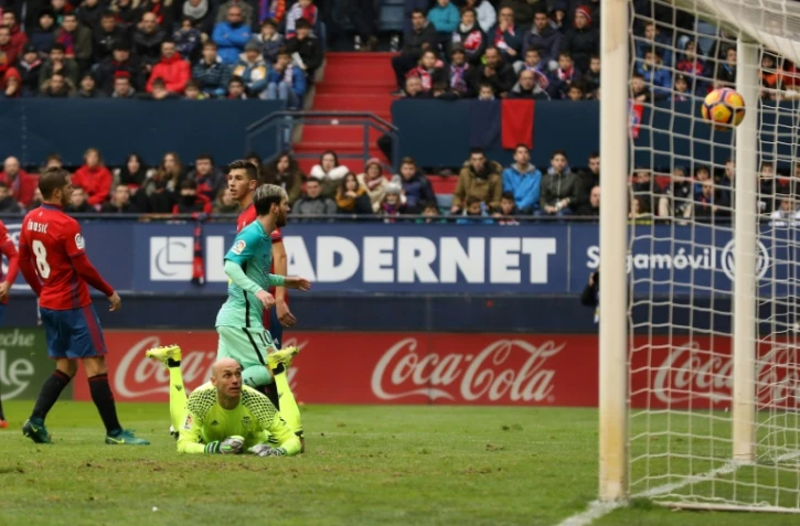 L'attaquant Lionel Messi (c) inscrit un doublé pour le Barça face à Osasuna à Pampelune, le 10 décembre 2016