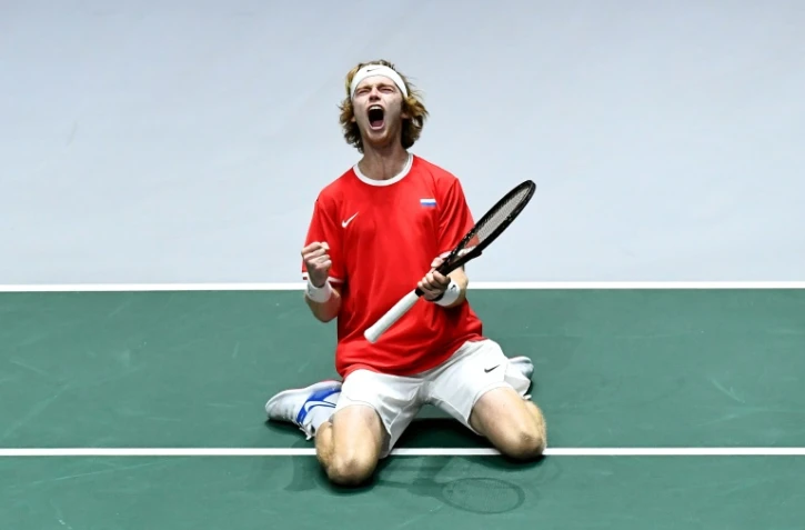 Le Russe Andrey Rublev exulte après sa victoire en double contre la Serbie en Coupe Davis, le 22 novembre 2019 à Madrid