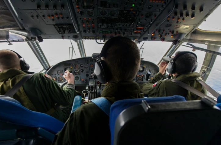 Des soldats français de la marine nationale à la recherche de débris de l'avion d'Egyptair, le 22 mai 2016 au dessus de la Méditerranée