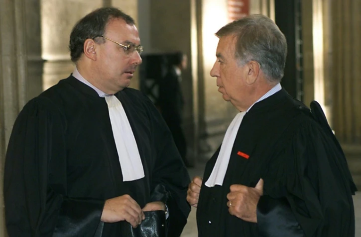 Me Gérard Boulanger (g), avocat des parties civiles, s'entretient avec Me Jean-Marc Varaut, l'un des avocats de Maurice Papon, le 11 octobre 1999 au Palais de Justice de Bordeaux 