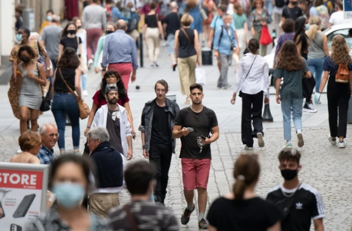 Des piétons sans masque de protection dans une rue de Nantes, le 17 juin 2021