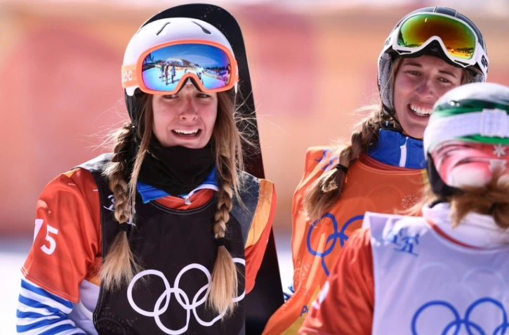 La Française Julia Pereira De Sousa (G) médaille d'argent en snowboardcross aux JO de Pyeongchang le 16 février 2018