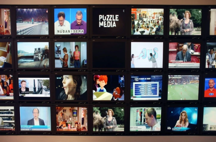 Un mur d'écrans de télévision au siège de Médiamétrie, à Paris le 30 octobre 2012