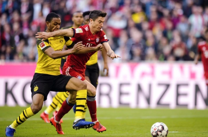 Dortmund est toujours à a lutte pour le titre en Allemagne malgré une défaite 5-0 contre le Bayern Munich signée d'un doublé de Robert Lewandowski (D), le 6 avril 2019 à Munich