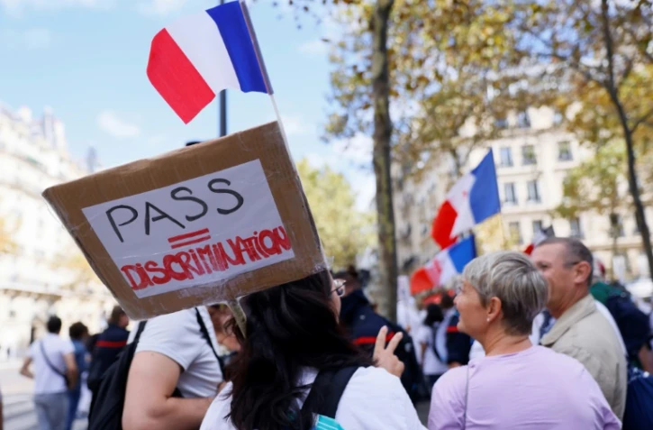 Des personnels de santé manifestent contre l'obligation vaccinale pour les soignants et contre le pass sanitaire, à Paris le 11 septembre 2021