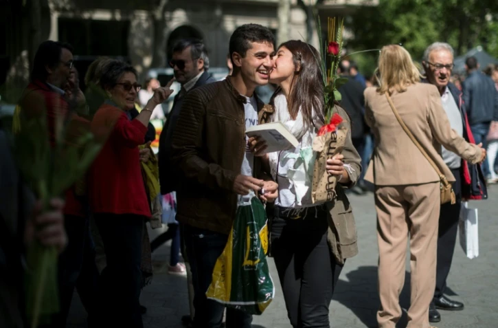 Un couple d'Espagnols à la fête du livre et de la rose le 23 avril 2017 à Barcelone  