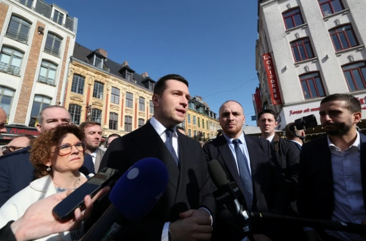 Le président du Rassemblement National Jordan Bardella, au centre, le 5 mars 2026, à Lille