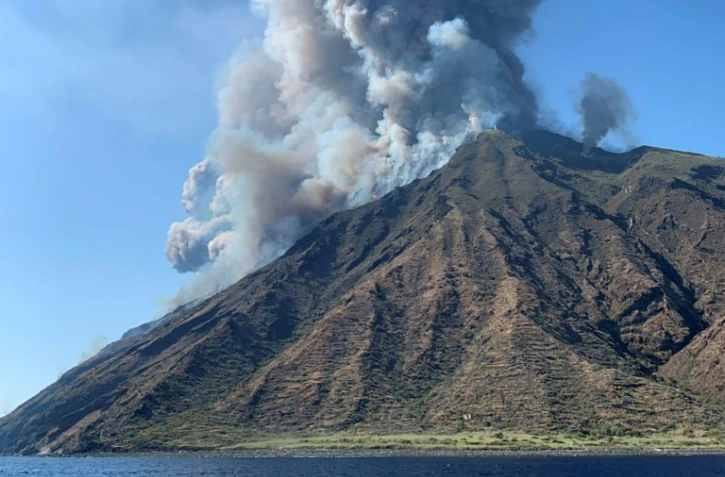 Photo publiée sur le compte Twitter de @mariocalabresi montrant l'éruption du Stromboli, le 3 juillet 2019 en Italie