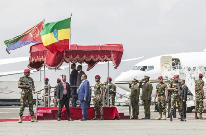 Le président érythréen Issaias Afeworki (g) est accueilli par le Premier ministre éthiopien Abiy Ahmed à l'aéroport d'Addis Abeba, le 14 juillet 2018 en Ethiopie