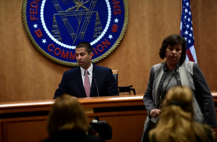 Le patron de la Commission fédérale des communications (FCC), Ajit Pai, assiste aux discussions sur l'abrogation de la règle de neutralité d'internet, le 14 décembre 2017 à Washington