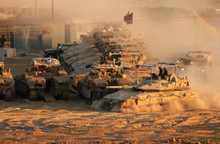 Mouvement de véhicules israéliens le long de la barrière frontalière entre Israël et la bande de Gaza, le 10 octobre 2025