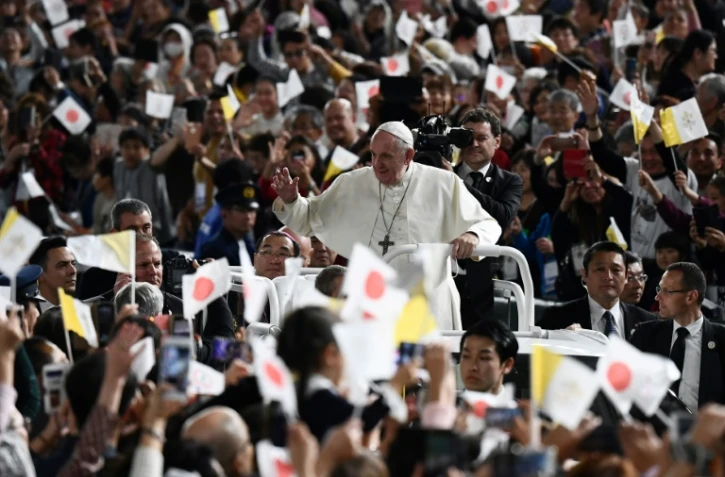 Le pape François salue la foule de fidèles à son arrivée au Tokyo Dome Stadium pour y célébrer une messe, le 25 novembre 2019