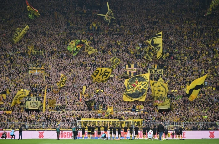 Le joueurs du Borussia Dortmund saluent leurs supporters, après un match contre l'Union Berlin, le 7 octobre 2023 à Dortmund