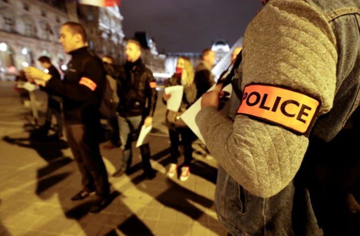 Des policiers rassemblés le 1er novembre 2016 à Paris, devant la Pyramide du Louvre, pour manifester leur défiance envers le gouvernement mais aussi leurs syndicats