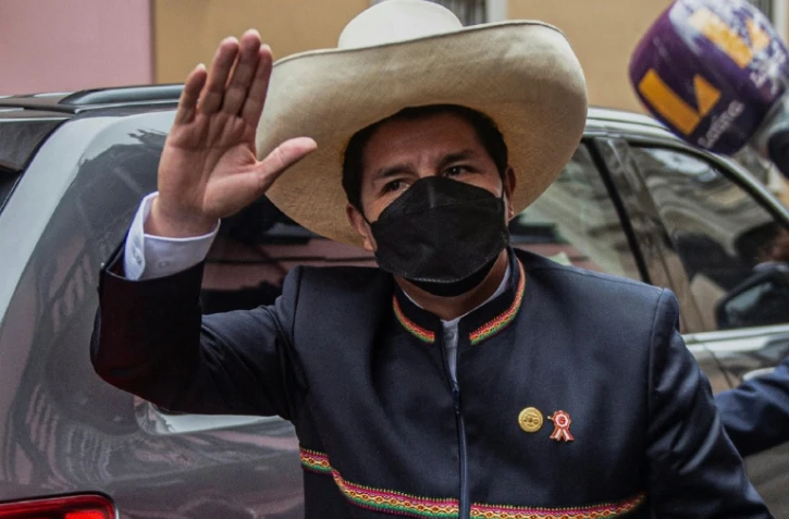 Pedro Castillo, premier président sans aucun lien avec les élites politiques, économiques ou culturelles du pays, en route pour prêter serment à Lima le 28 juillet 2021