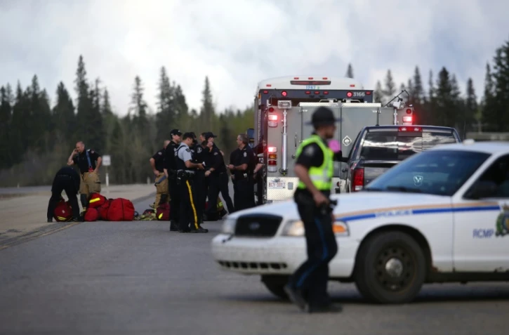Des pompiers se préparent à intervenir pour combattre les incendies à Fort McMurray, le 5 mai 2016
