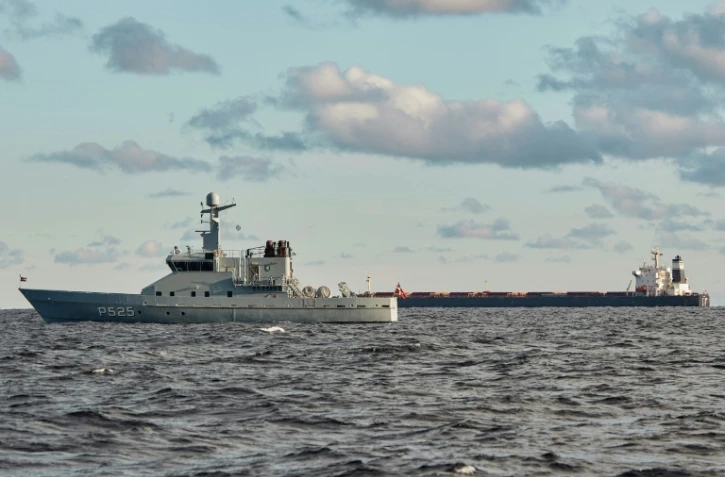 Le navire chinois, le Yi Peng 3, à droite, est ancré et surveillé par un navire de patrouille de la marine danoise dans la mer de Kattegat, près de la ville de Granaa dans le Jutland, au Danemark, le 20 novembre 2024