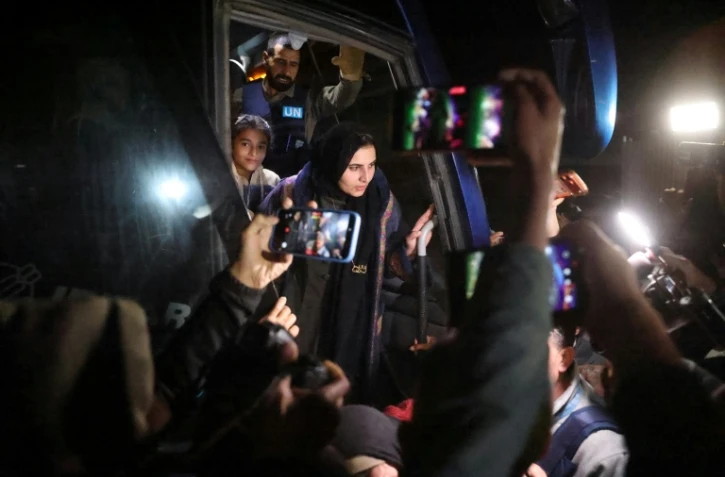 Des Palestiniens de Gaza rentrant d'Egypte descendent d'un bus à Khan Younès, dans le sud de la bande de Gaza, le 2 février 2026