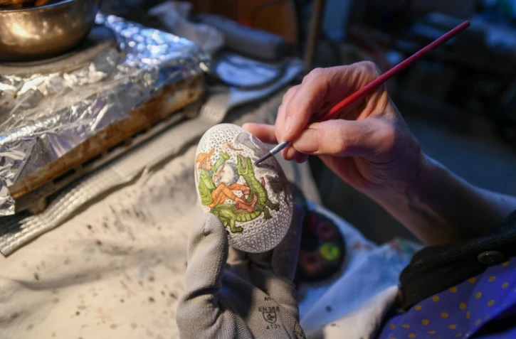 L'artiste hongroise Tunde Csuhaj entretient l'artisanat ancestral de la décoration des ?ufs de Pâques en Europe, à Szekszard en Hongrie le 29 mars 2021