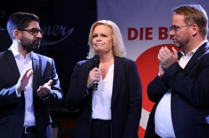La ministre allemande de l'Intérieur, Nancy Faeser (c), candidate du SPD aux élections régionales, après les premiers résultats de sortie des urnes, le 8 octobre 2023 à Wiesbaden, en Hesse