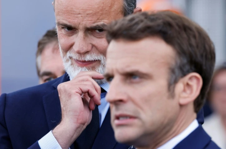 L'ex-Premier ministre français et maire du Havre Edouard Philippe (g) regarde le président  Emmanuel Macron alors qu'ils visitent le port du Havre, dans le nord-ouest de la France, le 14 avril 2022