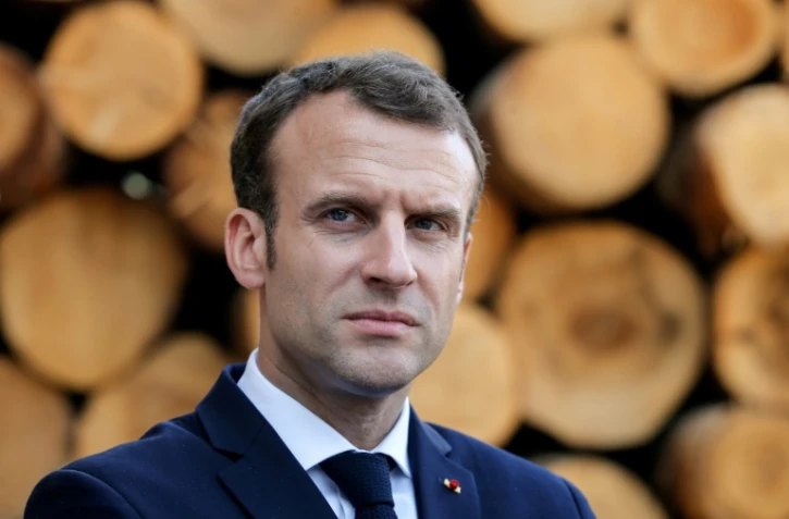 Emmanuel Macron lors de la visite d'une scierie à Saulxures-sur-Moselotte (Vosges) le 18 avril 2018.